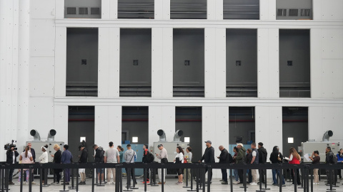 Colas de migrantes esperando para tramitar su regularización el pasado 6 de mayo en Barcelona. Colas de migrantes esperando para tramitar su regularización el pasado 6 de mayo en Barcelona.