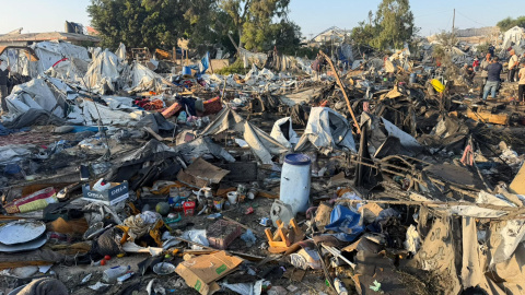 Restos del campamento donde residen palestinos desplazados tras un bombardeo en la noche del lunes en Jan Yunis (sur de Gaza) Restos del campamento donde residen palestinos desplazados tras un bombardeo en la noche del lunes en Jan Yunis (sur de Gaza).