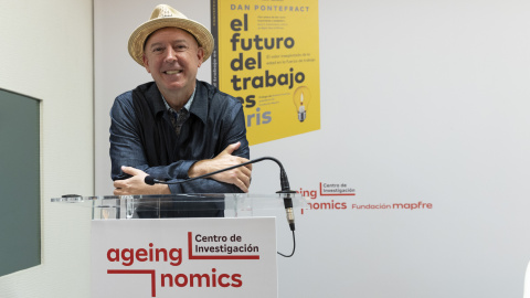Dan Pontefract  presenta su libro en el acto de Ageingnomics de la Fundación Mapfre