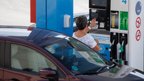 El gesto de echar gasolina al coche es crucial para la economía doméstica de muchas personas. El gesto de echar gasolina al coche es crucial para la economía doméstica de muchas personas.