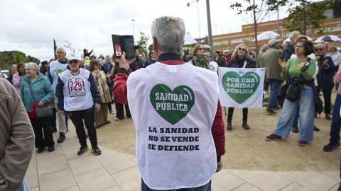 Varias personas portan pancarta con lema 'Por una sanidad pública'. Varias personas portan pancarta con lema 'Por una sanidad pública'.