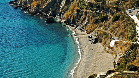 Punto de vertidos en Playa de Maro, en Nerja (Málaga). Punto de vertidos en Playa de Maro, en Nerja (Málaga).