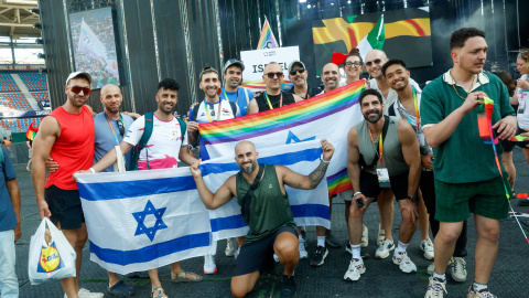 2026-06-27T180313Z_718212720_RC2I2MA1WS5M_RTRMADP_3_SPAIN-LGBT-GAY-GAMES Los atletas sostienen banderas israelíes el día de la ceremonia de apertura de los Gay Games en el estadio Ciutat de Valencia, en Valencia, España