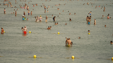 Bañistas en una playa de Valencia en el día más caluroso de 2023. Bañistas en una playa de Valencia en el día más caluroso de 2023.