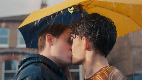 Nick y Charlie, protagonistas de 'Heartstopper' se dan un beso bajo la lluvia. Nick y Charlie, protagonistas de 'Heartstopper' se dan un beso bajo la lluvia.