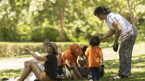 Una familia en el parque de El Retiro. Una familia en el parque de El Retiro.