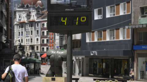 Un termómetro del centro de Oviedo marca 41 grados durante la primera ola de calor. Un termómetro del centro de Oviedo marca 41 grados durante la primera ola de calor.