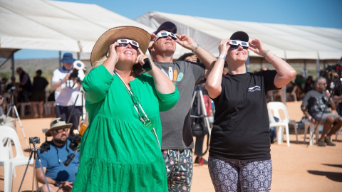 El eclipse solar solo se debe mirar directamente con gafas homologadas.