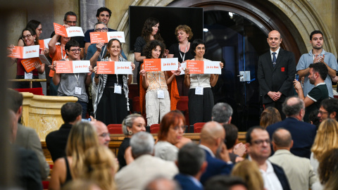 Representants d'entitats de defensa dels drets humans al Parlament de Catalunya moments després de l'aprovació de la Llei del Centre Català d’Empresa i Drets Humans de Catalunya Representants d'entitats de defensa dels drets humans al Parlament de Catalunya moments després de l'aprovació de la Llei del Centre Català d’Empresa i Drets Humans de Catalunya