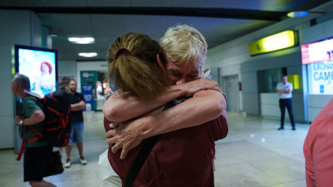 La activista Alicia Armesto (d) a su llegada al aeropuerto Adolfo Suárez Madrid-Barajas, a 24 de junio de 2026, en Madrid (España). La periodista española Alicia Armesto, miembro de la Global Sumud Flotilla, ha sido liberada hoy después de haber pasado un mes secuestrada por la milicia del general libio Jalifa Haftar