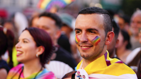 Dos de los asistentes al pregón del Orgullo de Madrid, el pasado miércoles en la plaza de Pedro Zerolo. Dos de los asistentes al pregón del Orgullo de Madrid, el pasado miércoles en la plaza de Pedro Zerolo.