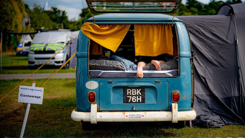 Las furgonetas camperizadas son un clásico en los festivales de verano.