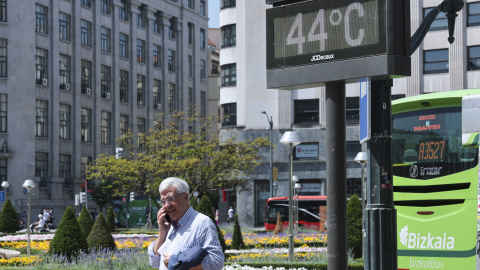 Un termómetro marca 44 º C este miércoles en Bilbao.