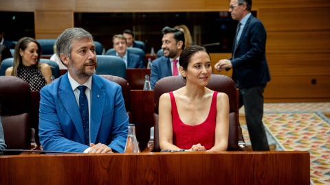 La presidenta de la Comunidad de Madrid, Isabel Díaz Ayuso, y el consejero de Presidencia, Justicia y Administración Local, Miguel Ángel García Martín, durante un pleno extraordinario,