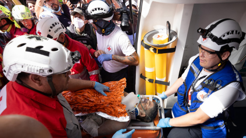 Rescatistas trasladan a un superviviente de los terremotos en Venezuela.