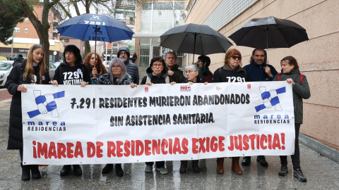 Varias personas protestan por las víctimas en las residencias durante la pandemia. Varias personas protestan por las víctimas en las residencias durante la pandemia.