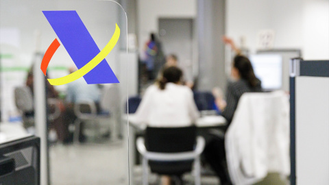 Varias personas son atendidas en la Agencia Tributaria para presentar la declaración de la renta correspondiente al ejercicio de 2022. Varias personas son atendidas en la Agencia Tributaria para presentar la declaración de la renta correspondiente al ejercicio de 2022.