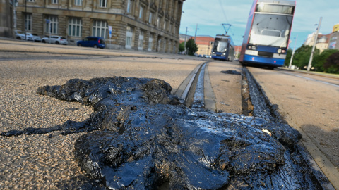 Las juntas del tranvía de Leipzig, fundidas por el calor, a 29 de junio de 2026. Las juntas del tranvía de Leipzig, fundidas por el calor, a 29 de junio de 2026.