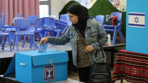Una mujer árabe-israelí (esto es, de origen palestino), vota en la ciudad de mayoría árabe, Taybeh, en Cisjordania, en las elecciones que tuvieron lugar el 1 de noviembre de 2022 y que dieron la victoria a Benjamín Netanyahu.