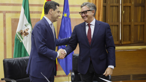 El candidato a la investidura y líder de los populares andaluces, Juanma Moreno, y el líder de Vox en la comunidad, Manuel Gavira, durante la firma del "acuerdo de gobierno y estabilidad", este jueves en el parlamento andaluz, que celebra una segunda votación sobre la investidura de Juanma Moreno como presidente de la Junta.
