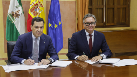 SEVILLA, 02/07/2026.- El candidato a la investidura y líder de los populares andaluces, Juanma Moreno, y el líder de Vox en la comunidad, Manuel Gavira, durante la firma del "acuerdo de gobierno y estabilidad", este jueves en el parlamento andaluz, que celebra una segunda votación sobre la investidura de Juanma Moreno como presidente de la Junta.-EFE/ José Manuel Vidal