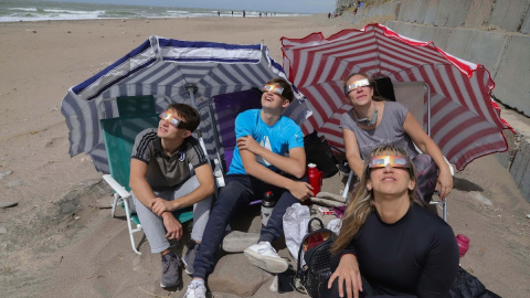La parte sureste de la Península, así como Canarias, solo podrán disfrutar del eclipse de manera parcial. La parte sureste de la Península, así como Canarias, solo podrán disfrutar del eclipse de manera parcial.