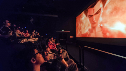 Varias personas en una sala de cine Varias personas en una sala de cine