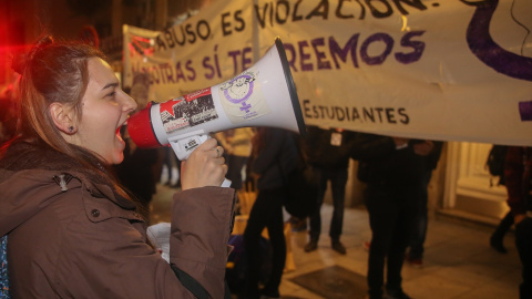 EuropaPress_1796617_concentracion_contra_sentencia_tribunal_superior_navarra_manada_ministerio Concentración contra la sentencia del Tribunal Superior de Navarra a "La Manada" en el Ministerio de Justicia en diciembre de 2018.