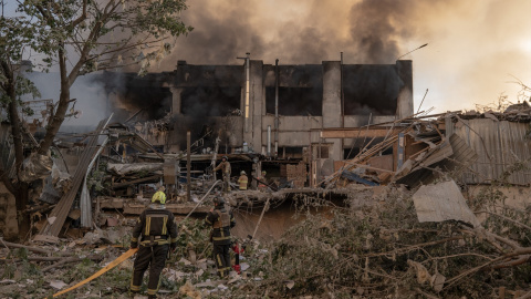 Bomberos extinguen un fuego tras un ataque ruso en Kiev (Ucrania), a 2 de junio de 2026. Bomberos extinguen un fuego tras un ataque ruso en Kiev (Ucrania), a 2 de junio de 2026.