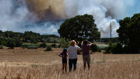 Varias personas observan el humo del incendio en La Bisbal d'Empordà, Girona, a 3 de julio de 2026. Varias personas observan el humo del incendio en La Bisbal d'Empordà, Girona, a 3 de julio de 2026.