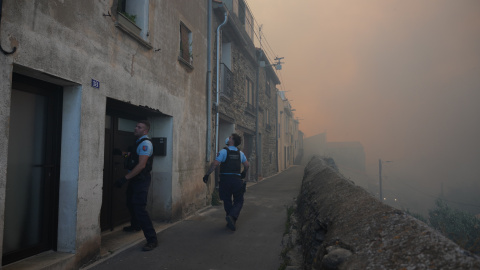Incendio forestal declarado en un macizo a una treintena de kilómetros al oeste de la ciudad de Perpiñán (Francia). Incendio forestal declarado en un macizo a una treintena de kilómetros al oeste de la ciudad de Perpiñán (Francia).