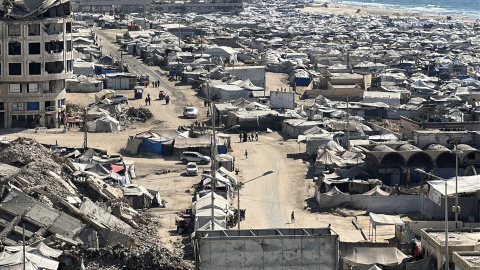 Vista general de las tiendas de campaña que albergan a palestinos desplazados en la Franja de Gaza