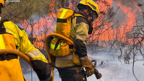 Bomberos durante las labores de extinción del incendio de Soneja.