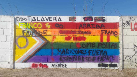 Nuevo ataque con insultos homófobos y pintadas franquistas al mural LGTBI de Talavera restaurado hace tres semanas