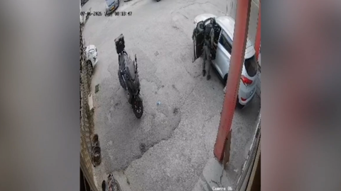 Un policía israelí lanza una granada hacia el interior de un coche de palestinos Un policía israelí lanza una granada hacia el interior de un coche de palestinos