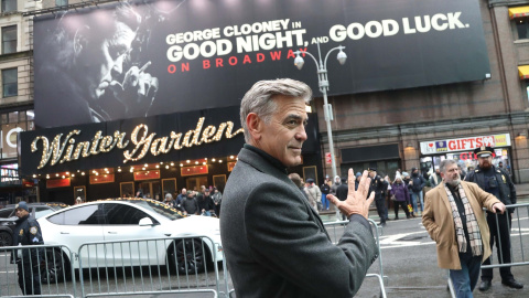 George Clooney en la presentación del elenco de Broadway de "Good Night, and Good Luck", celebrada en el Winter Garden Theater. George Clooney en la presentación del elenco de Broadway de "Good Night, and Good Luck", celebrada en el Winter Garden Theater.