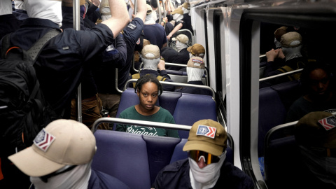Miembros del grupo supremacista Patriot Front viajando en metro durante el 250º aniversario de la independencia de EEUU, el 4 de julio, en Washington. Miembros del grupo supremacista Patriot Front viajando en metro durante el 250º aniversario de la independencia de EEUU, el 4 de julio, en Washington.