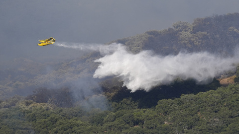 Medios aéreos realizan las labores de extinción en un incendio forestal en Grazalema (Cádiz). Medios aéreos realizan las labores de extinción en un incendio forestal en Grazalema (Cádiz).