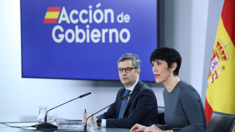 El ministro de la Presidencia, Justicia y Relaciones con las Cortes, Félix Bolaños, y la ministra de Seguridad Social, Inclusión y Migraciones, y Portavoz del Gobierno, Elma Saiz, durante una pasada rueda de prensa sobre la legislación de los 'deepfakes'. El ministro de la Presidencia, Justicia y Relaciones con las Cortes, Félix Bolaños, y la ministra de Seguridad Social, Inclusión y Migraciones, y Portavoz del Gobierno, Elma Saiz, durante una pasada rueda de prensa sobre la legislación de los 'deepfakes'.
