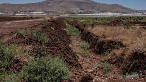Fotografía del pasado 30 de junio que muestra la zanja que el Ejército israelí ya ha excavado para trazar los primeros 22 kilómetros de un nuevo muro que aislará el Valle del Jordán del resto de Cisjordania. Fotografía del pasado 30 de junio que muestra la zanja que el Ejército israelí ya ha excavado para trazar los primeros 22 kilómetros de un nuevo muro que aislará el Valle del Jordán del resto de Cisjordania.