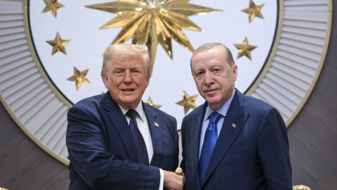 El presidente turco, Tayyip Erdogan, da la bienvenida a su homólogo estadounidense, Donald Trump, a su llegada a Ankara a la cumbre de la OTAN. El presidente turco, Tayyip Erdogan, da la bienvenida a su homólogo estadounidense, Donald Trump, a su llegada a Ankara a la cumbre de la OTAN.