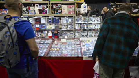 Un puesto de venta de videojuegos. Un puesto de venta de videojuegos.