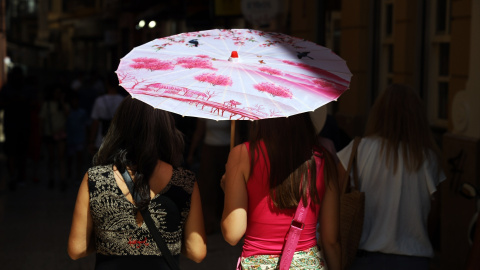 Vecinos y visitantes de Málaga bajo los efectos de la segunda ola de calor. Vecinos y visitantes de Málaga bajo los efectos de la segunda ola de calor.