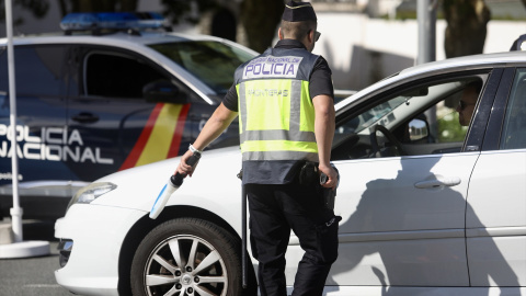 control-policial Un agente de la Policía Nacional durante un control policia.