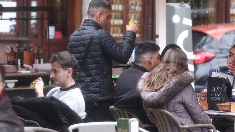 Camarero atendiendo a clientes en una terraza. Camarero atendiendo a clientes en una terraza.