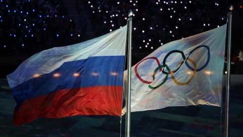 rusia-levanta-veto Banderas de Rusia y el COI en los Juegos Olímpicos de Invierno de Sochi 2014.