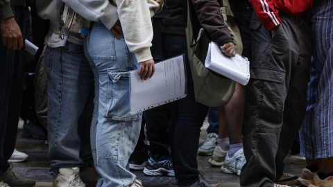 Varias personas hacen cola en las oficinas del padrón. Archivo.