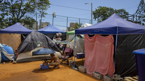 Personas afectadas por los terremotos en Venezuela, permanecen en un refugio este miércoles, en Catia La Mar, La Guaira.