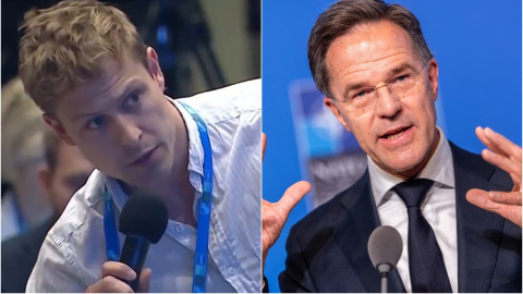 El periodista danés Rasmus Svaneborg (izqda.) y el secretario general de la OTAN, Mark Rutte (dcha.)