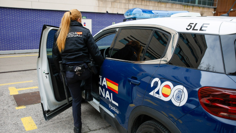 Agente entrando en un vehículo de la Policía Nacional. Agente entrando en un vehículo de la Policía Nacional.